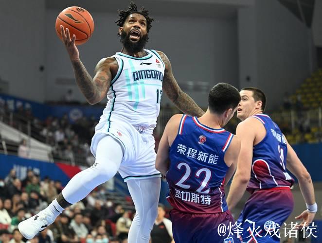 斯波谈鲍威尔:他展现出色表现,进攻端展现全面能力 斯波谈鲍威尔:他展现出色表现,进攻端展现全面能力